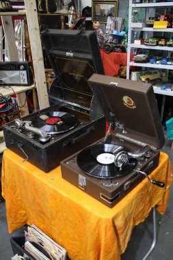 Moskova - 29 Eylül 2012: Vintage Uluslararası en büyük sergi vintage arabalar ve teknik antika gramofon. Kamu-olay.