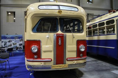 Moskova - 29 Eylül 2012: Sovyet otobüs Zis-154 Uluslararası en büyük sergi vintage arabalar ve teknik antika. Kamu-olay.