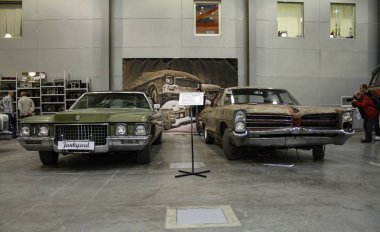 Moskova - 29 Eylül 2012: Cadillac Deville 1972 ve Pontiac Catalina 1966 Uluslararası en büyük sergi vintage arabalar ve teknik antika. Kamu-olay.