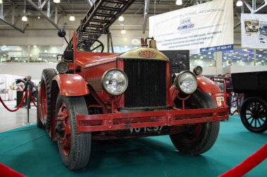 Moskova - 29 Eylül 2012: Dennis G-tipi 1929 itfaiye kamyonu Uluslararası en büyük sergi vintage arabalar ve teknik antika. Kamu-olay.