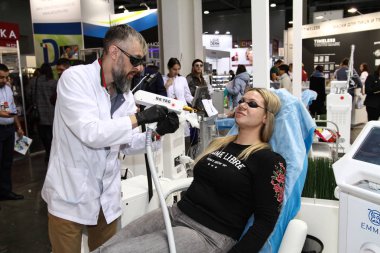 Lazer ile yüz temizliği