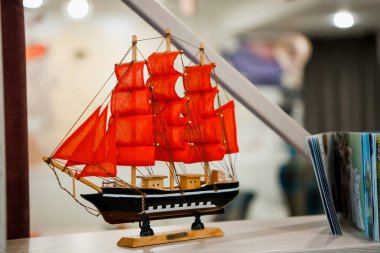 Kırmızı yelkenli gemi düzeni