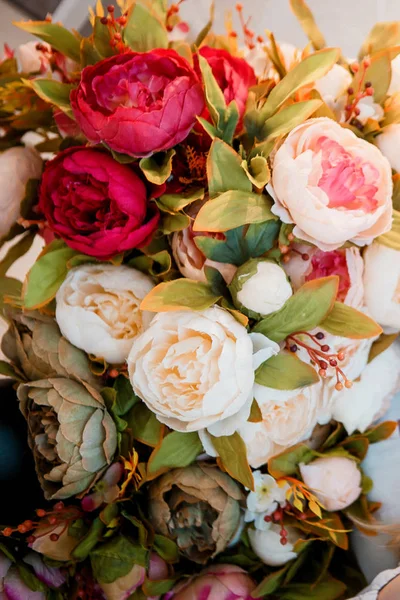 Vacker Bukett Färgglada Rosa Röda Och Vita Pioner — Stockfoto