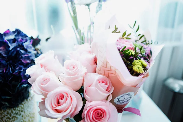 Boeket Roze Rozen Een Vaas Tafel — Stockfoto