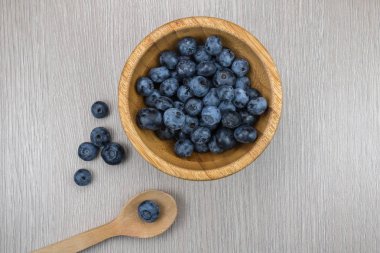 Kase ve tablo kaşığı yaban mersini