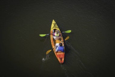 Kayık gezisi Nehri üzerinde