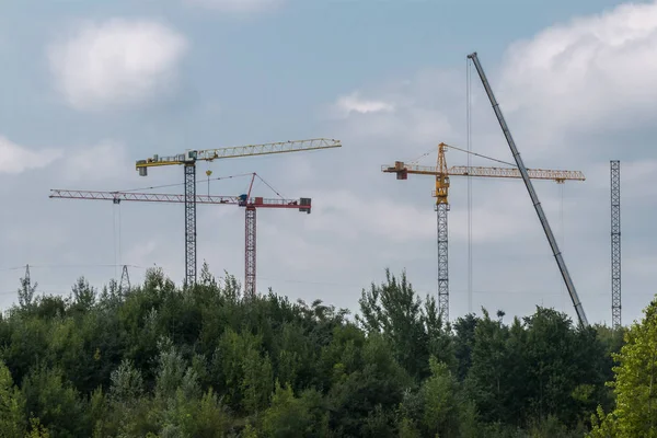 Staveniště Jeřáby Nedaleko Lesa Modrým Pozadím Nebe Mraky — Stock fotografie