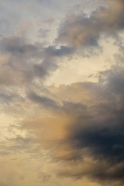 Sarı ve mavi bulutlar fırtına öncesi gökyüzü kapak