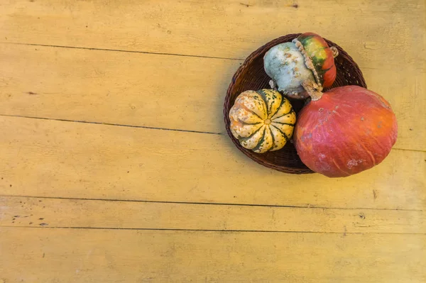 Halloween Bunte Kürbisse Auf Holztisch Als Hintergrund — Stockfoto