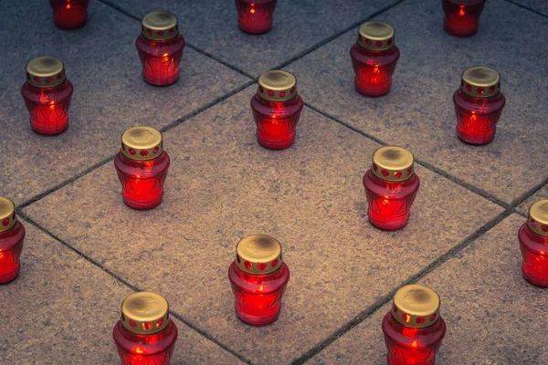 Candele Ardenti Della Lanterna Rossa Commemorativa Lastre Granito Durante Giorno — Foto Stock