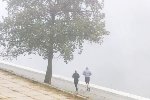 Vilnius Lithuania Octubre 2018 Corredores Parejas Van Correr Niebla Matutina — Foto de Stock