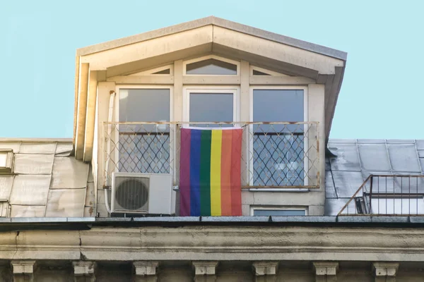 Gökkuşağı bayrağı. LGBT - Lezbiyen, Eşcinsel ve transseksüel toplum bayrak penceresinde şehir bina.