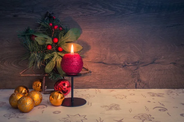 Kerstdecoratie Tafel Met Het Branden Van Rode Kaars Kerstboom Bessen — Stockfoto