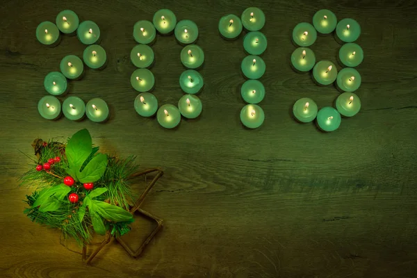 2019 Escrito Con Velas Encendidas Árbol Navidad Con Bayas Sobre — Foto de Stock