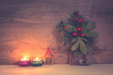 Neşeli Noel kavramı, yanan mumlar, Noel ağacı, çilek, bardaktan küçük ev