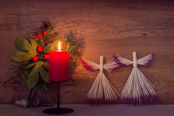 Decoración de Navidad con vela roja ardiente en la mesa — Foto de Stock