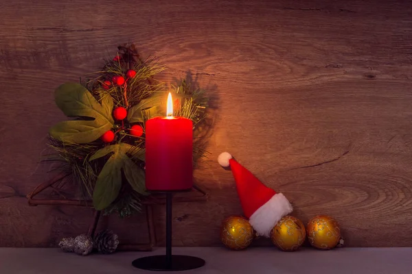 Decoración de Navidad con vela roja ardiente en la mesa — Foto de Stock