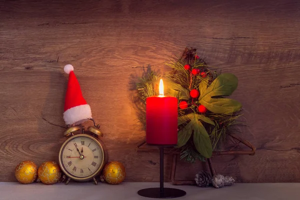 Noel dekorasyon yanma ile kırmızı mum masada — Stok fotoğraf