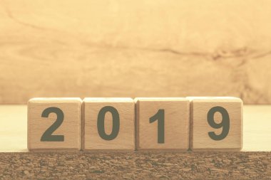 2019 yılbaşı konsept tasarımı ahşap küpleri ve arka plan ile. Metin için kopya yer ile banner.