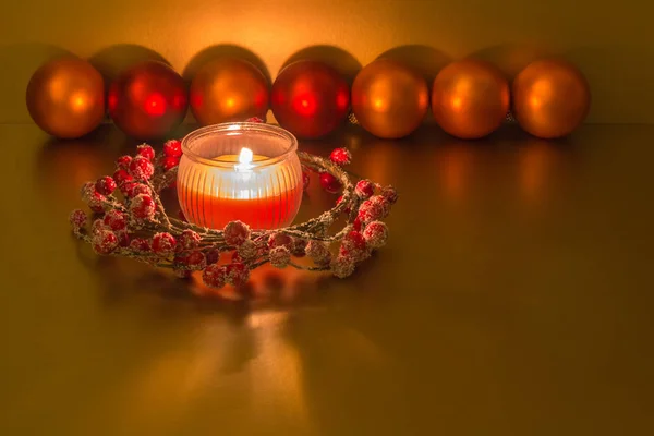 Decoración Navideña Con Vela Roja Ardiente Corona Navidad Adornos Naranjas — Foto de Stock