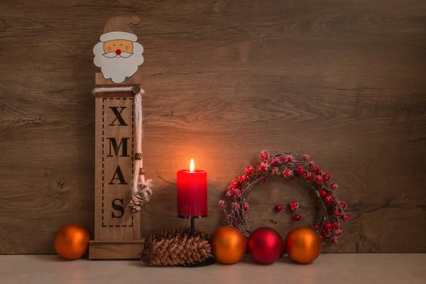 Decoración Navidad Mesa Con Vela Roja Ardiente Santa Claus Madera — Foto de Stock