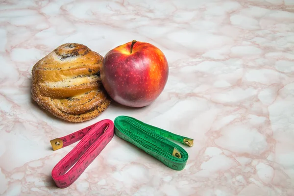 Zuckerbrot Apfel Und Maßbänder Gesundes Und Ungesundes Ernährungskonzept Rote Und — Stockfoto