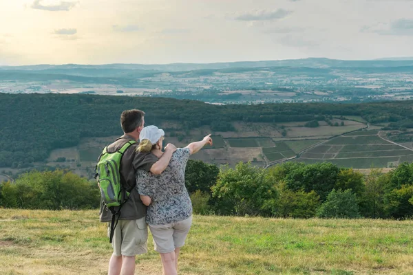 Çift ayakta ve Burgundy güzel panoramik manzaraya bakarak tırmandıktan sonra. Kadın el hareketi. Bourgogne, Fransa.