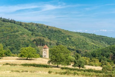 Yatay, Burgundy Kulesi ve forest Hill'de panoramik manzaraya. Fransa, Bourgogne.