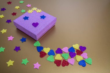 Pembe hediye kutusu ve altın Kağıt arka plan, metin için yer kalpler. Kopya alanı ile üstten görünüm.