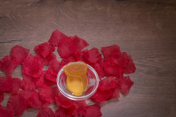 Rosenblüte Aus Seife Glas Auf Holztisch Mit Rosenblättern Hintergrund Für — Stockfoto