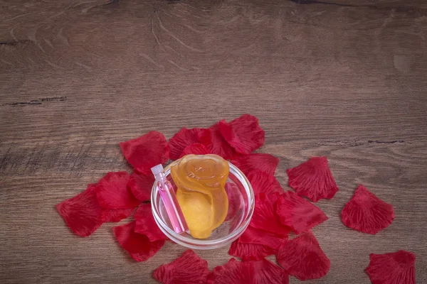 Parfümiertes Rosenwasser Und Rosenblüten Aus Seife Glas Auf Einem Holztisch — Stockfoto
