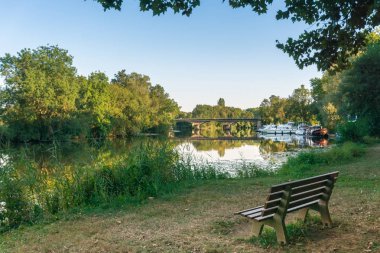 Tezgah su ve turistlere tekne Marina içinde Burgundy sahne görünümü ile nehir kıyısında. Fransa, Bourgogne.