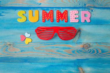 Üstten Görünüm yaz tatil arka plan kavramı çok tonları ve mavi ahşap masa ahşap Kalpler