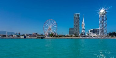 Gökdelenler ile tatil kenti cityscape denizden görünümü. Karadeniz, Acara, Gürcistan. 