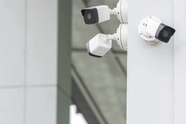 Şehirde modern bina duvarında cctv güvenlik kameraları grubu dışında