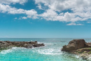 Turkuaz suda taşlar ve kayalar. Costa Brava Akdeniz deniz körfezi. Lloret de Mar. Katalonya. İspanya.