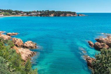 Deniz plajında kayalar, Costa Brava deniz manzarası. Polat. Catalonia. İspanya.