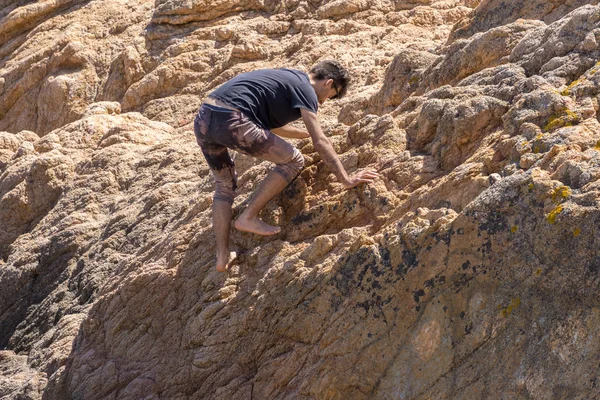 Dappere man klimmen rotswand zonder veiligheids touw — Stockfoto