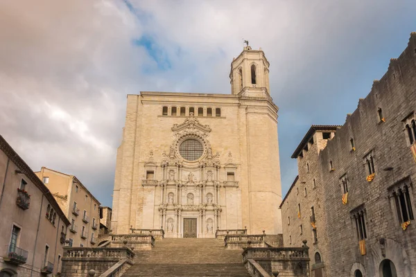 Catedral de Girona, también conocida como la Catedral de Santa María de Girona. Lugar de filmación Juegos de Tronos. Cataluña. España . —  Fotos de Stock