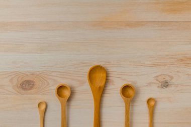 Ahşap arka planda boş ahşap kaşık, kopya alanı