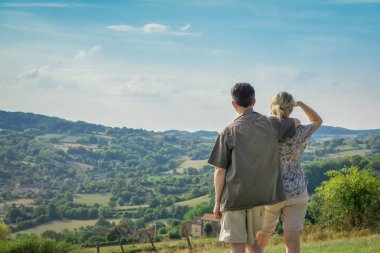 Aşık çift ayakta ve güzel panoramik görünümü ne bakıyor
