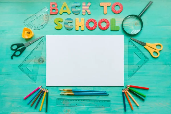 Torniamo al concetto di scuola. Testo, bianco, materiale scolastico e foglie secche autunnali su sfondo di legno. Vista dall'alto, copia spazio . — Foto Stock