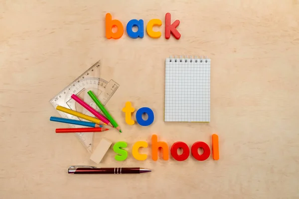 Ritorno al concetto di scuola - forniture scolastiche. Vista dall'alto — Foto Stock