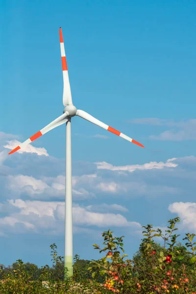 Wind turbine op mooie zonnige zomer of herfst. Groene ecologische energieopwekking — Stockfoto