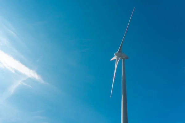 Abstracte close-up van close-up van windturbines die schone en hernieuwbare energie produceren — Stockfoto