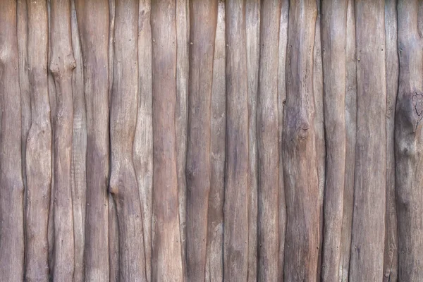 Trä rustik staket av grenar med naglar bakgrund — Stockfoto