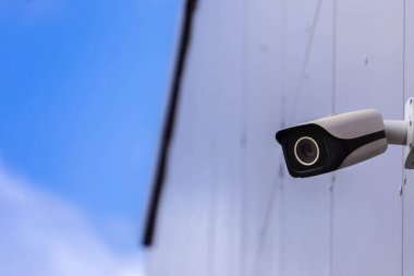 Modern binada cctv kamera. Duvardaki güvenlik kamerası. Kopyalama alanı.