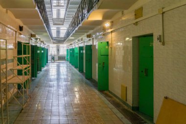 Eski eski yüz yıllık hapis içinde - mahkumlar kameralar ile koridora görünümü