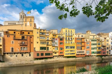 Girona renkli evler bölgesi, Onyar nehrindeki suya yansıyan binalar. Katalonya İspanya.