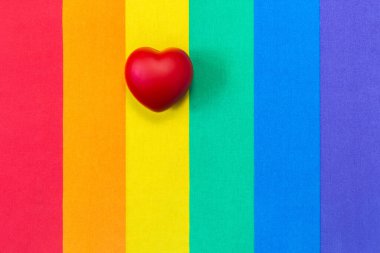 LGBTQ için gökkuşağı bayrak desenli kırmızı kalp. LGBT gururu ve kırmızı kalp şekli için gökkuşağı desenli kumaş. Homoseksüel doku bayrağı. Aşk ve özgürlük kavramı. Boşluğu kopyala